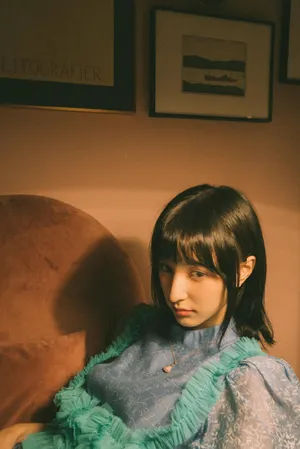 王悦伊优雅随性写真图片_3