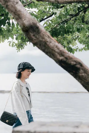 周迅小皮帽湖边散步笑容灵动美照图片_1