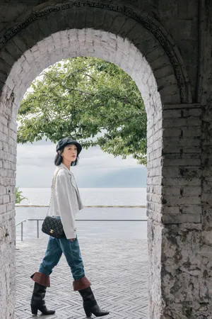 周迅小皮帽湖边散步笑容灵动美照图片_2