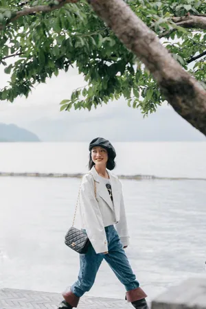 周迅小皮帽湖边散步笑容灵动美照图片_5