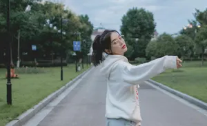 袁姗姗卫衣配短裤元气满满美照图片_2