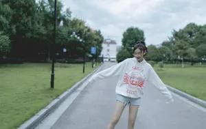 袁姗姗卫衣配短裤元气满满美照图片_3