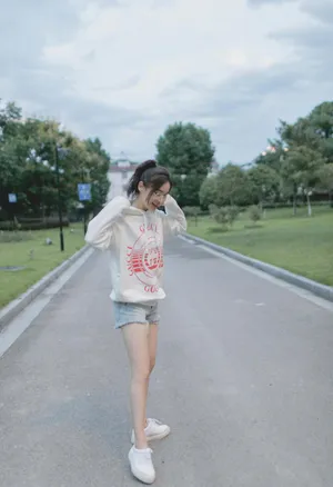 袁姗姗卫衣配短裤元气满满美照图片_6