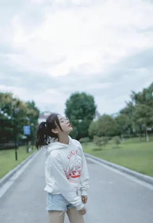 袁姗姗卫衣配短裤元气满满美照图片_7