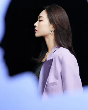 王霏霏紫色西服酷美写真图片