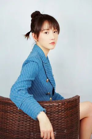 李墨之蓝色套装甜酷写真图片_2