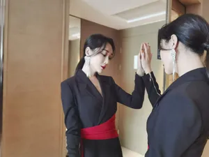 杜若溪修身西装裙气质写真图片