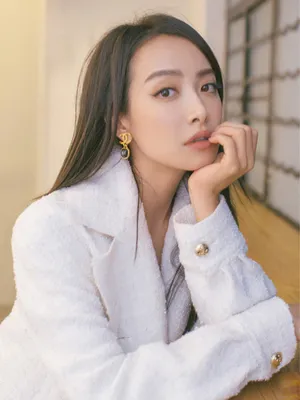 宋茜长发白衣甜美写真图片