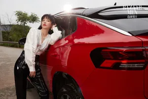 阚清子皮衣性感车拍大片写真图片_3