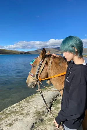 成果绿发私服河边写真图片_1