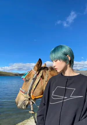 成果绿发私服河边写真图片