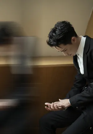 许魏洲骑士西装帅气写真图片_2