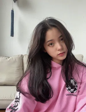 欧阳娜娜粉色卫衣清新舒适自拍图片