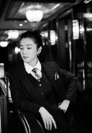 李冰冰复古摩登西装黑皮鞋帅气十足写真图片