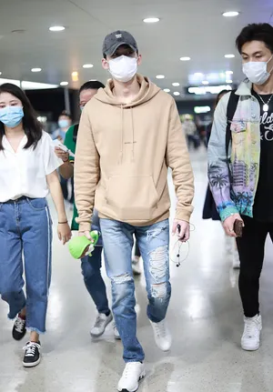 张翰卫衣破洞裤休闲装帅气有型机场照图片