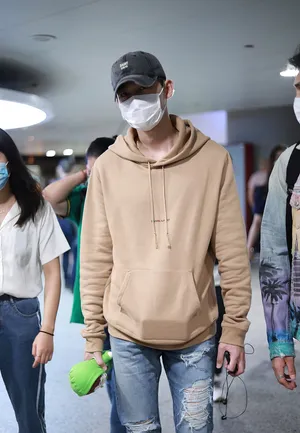 张翰卫衣破洞裤休闲装帅气有型机场照图片_3