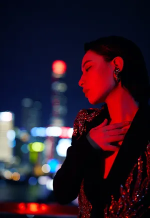 李斯丹妮酷飒夜拍写真图片_2