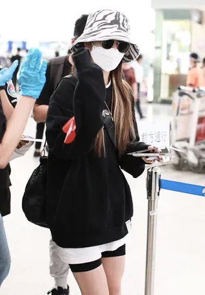 徐梦洁黑色系运动少女初秋潮酷机场照图片