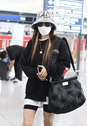 徐梦洁黑色系运动少女初秋潮酷机场照图片_3