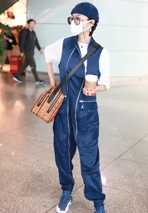 郁可唯复古文艺白T蓝色连体裤时髦机场照图片_2