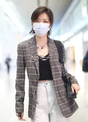 万茜格子西装牛仔裤性感帅气机场照图片