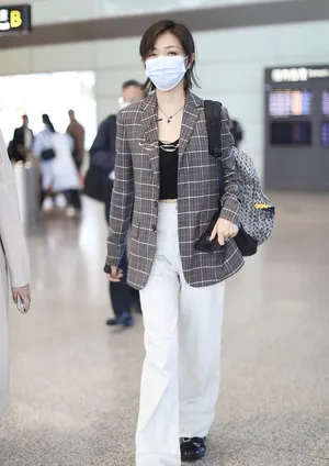 万茜格子西装牛仔裤性感帅气机场照图片_2
