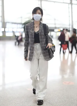 万茜格子西装牛仔裤性感帅气机场照图片_3