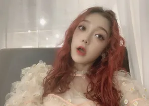 希林娜依·高俏皮红发自拍照图片_1