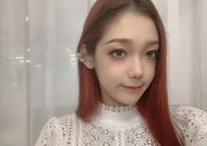 希林娜依·高俏皮红发自拍照图片_2