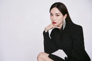王霏霏黑裙性感酷飒写真图片
