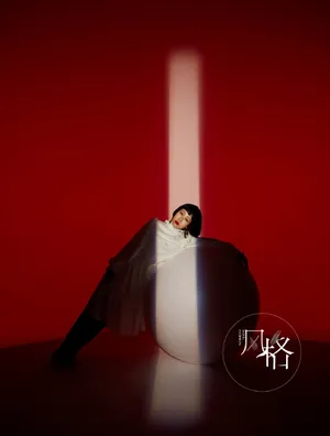 上官喜爱短发摩登大片性感写真_10