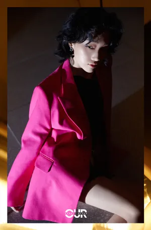 yamy卷发个性光影性感写真图片