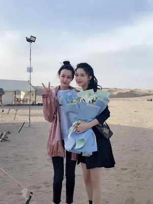 赵樱子迪丽热巴合照皮肤白皙美照图片_1