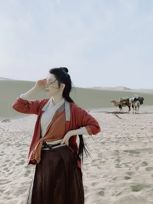 赵樱子迪丽热巴合照皮肤白皙美照图片_2