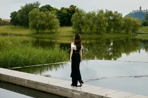 Angelababy抹胸格纹裙性感迷人写真图片_12