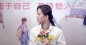 刘诗诗唇红齿白浅笑嫣然优雅现场照图片_3