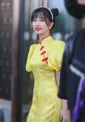 虞书欣旗袍造型双丸子发卡灵动可爱美照图片_1