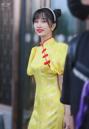 虞书欣旗袍造型双丸子发卡灵动可爱美照图片_2