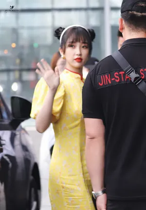 虞书欣旗袍造型双丸子发卡灵动可爱美照图片_3