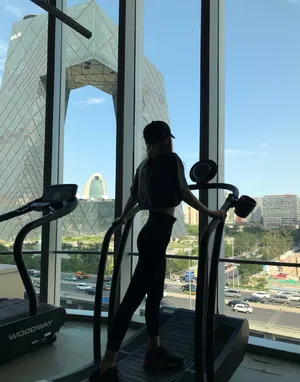 周扬青塑身运动裤秀纤细长腿美照图片