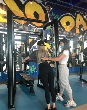 周扬青塑身运动裤秀纤细长腿美照图片