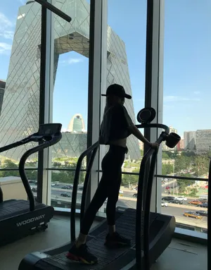 周扬青塑身运动裤秀纤细长腿美照图片_3