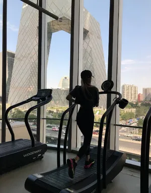 周扬青塑身运动裤秀纤细长腿美照图片_5