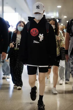 李宇春黑白潮装酷劲白皙美腿机场照图片_2