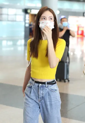 金晨黄T牛仔裤清新减龄机场照图片