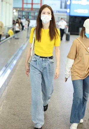 金晨黄T牛仔裤清新减龄机场照图片