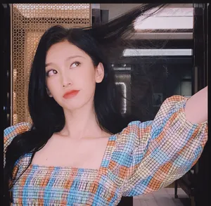 刘令姿纹格裙俏皮私服照图片