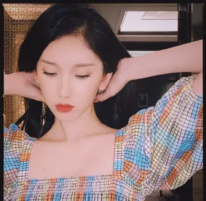 刘令姿纹格裙俏皮私服照图片_5
