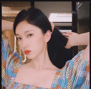 刘令姿纹格裙俏皮私服照图片_7