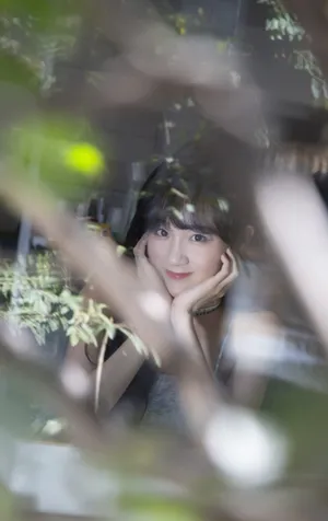 李子璇吊带裙性感写真图片